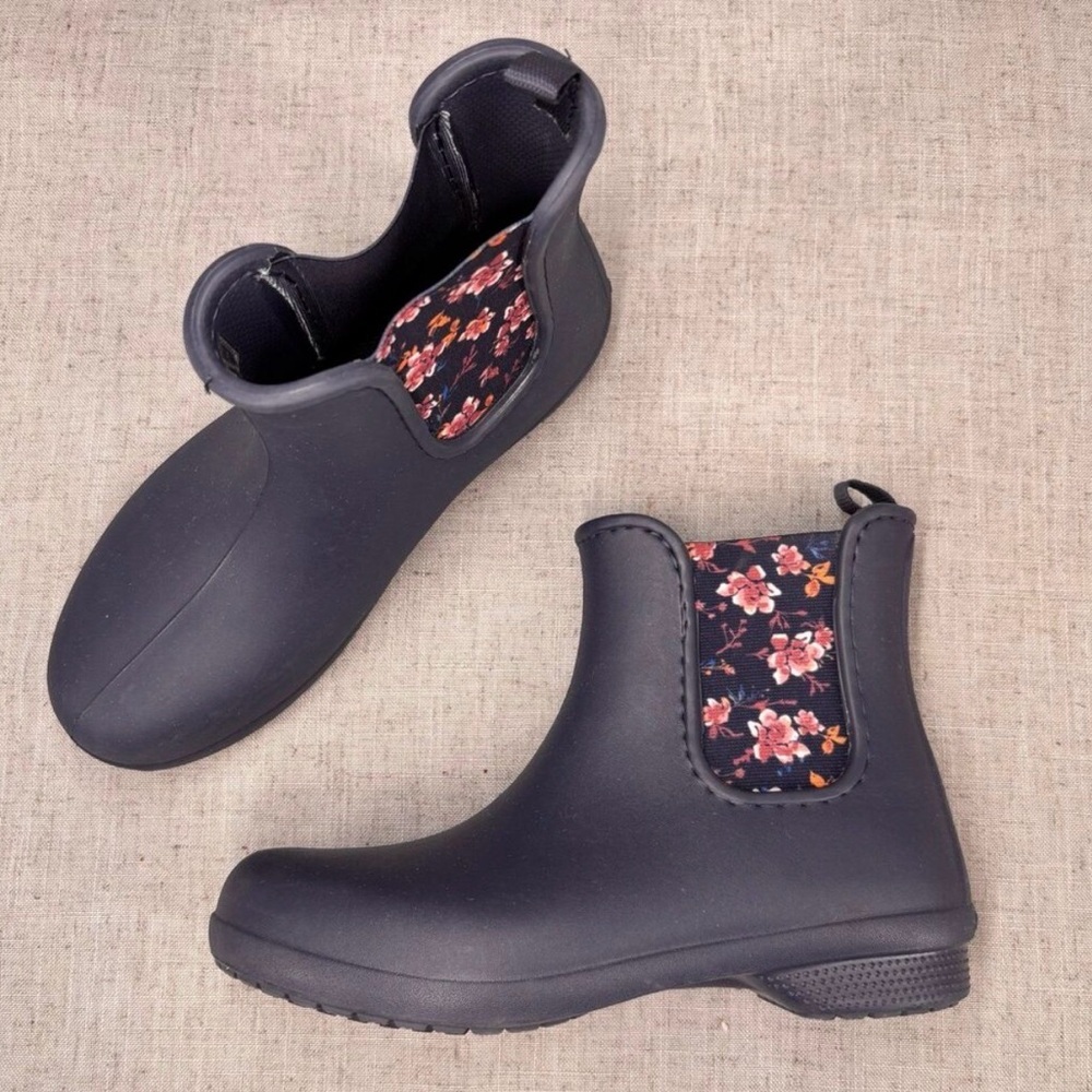 Crocs Freesail Chelsea Boots Navy‎ Blue Floral Pull On Rain Boot Women’s 7